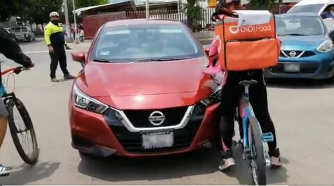 Video. Casi atropellan a ciclista que trepó a un auto en Querétaro