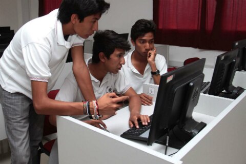 Reconocen a estudiantes de UNAQ