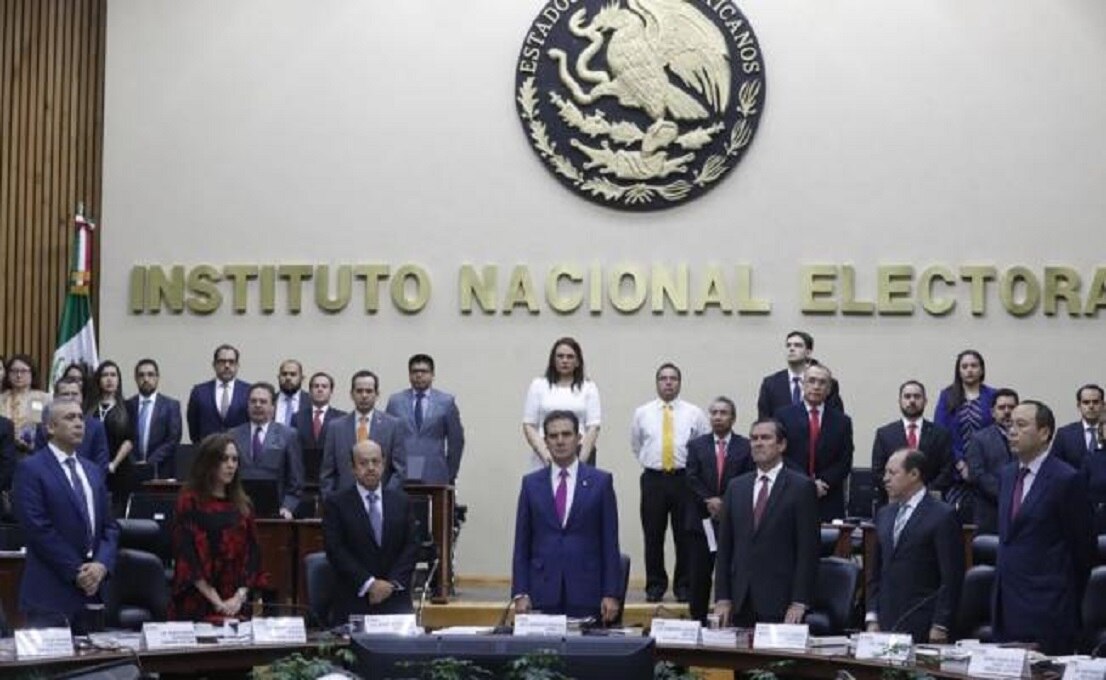 El Consejo General del INE guardó un minuto de silencio por las víctimas de los recientes desastres ocurridos en el país. (Foto: Luis Cortés /EL UNIVERSAL)