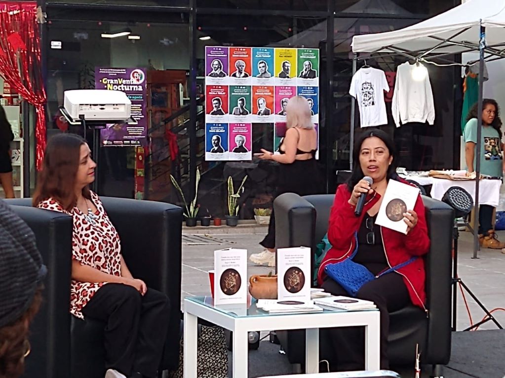 Celebran venta nocturna en la librería Gutiérrez Vega
