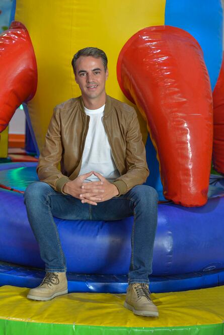 Desde muy pequeño, Pablo tenía clara su vocación, dio funciones desde los nueve años, ahora tiene su sección, “La magia de hoy”, que sale una vez por semana en el programa de televisión Hoy . (FOTOS: MARIO VALDÉS. EL UNIVERSAL)