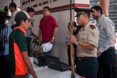 Canjean armas por electrónicos