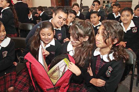 Apoyan con útiles escolares