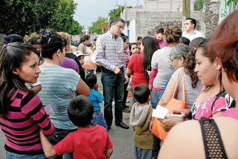  Aguilera Rico visitó colonias lejanas