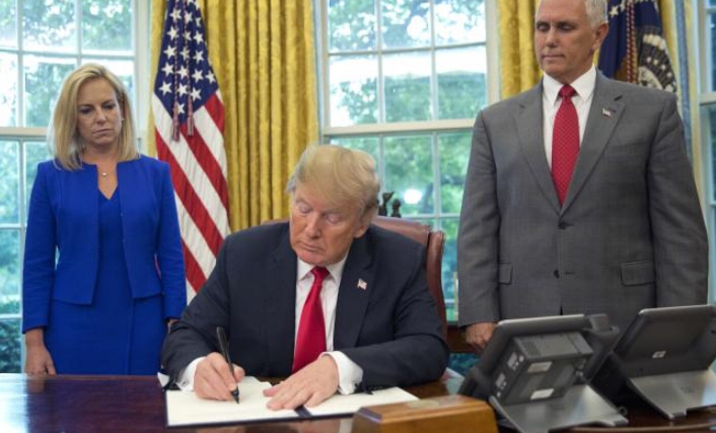 Donald Trump firma decreto para frenar separación de familias migrantes