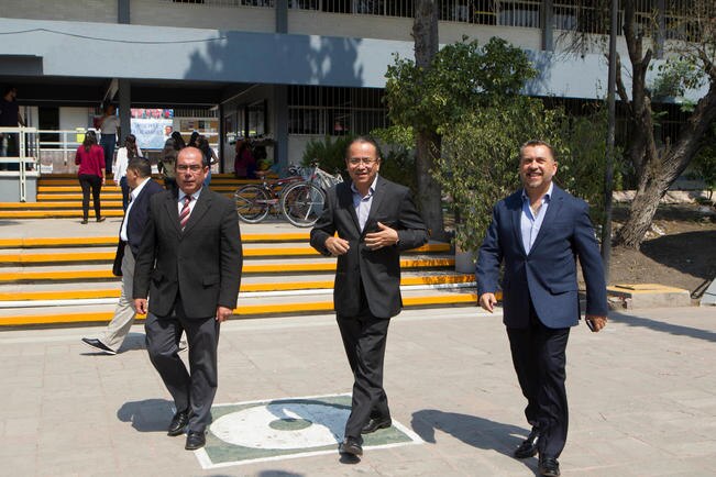 El director del Departamento de Vivienda estatal, Pablo Meré; el director de la Facultad de Derecho de la UAQ, Ricardo Ugalde, y Hugo Cabrera (FOTOS: DEMIAN CHÁVEZ. EL UNIVERSAL)