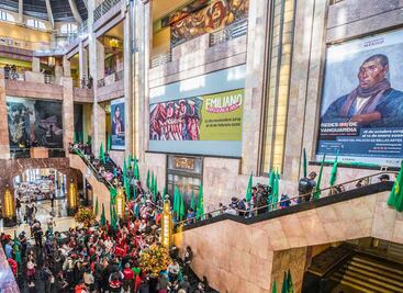 Al grito de “¡maricones no!”, turba entra al Palacio de Bellas Artes