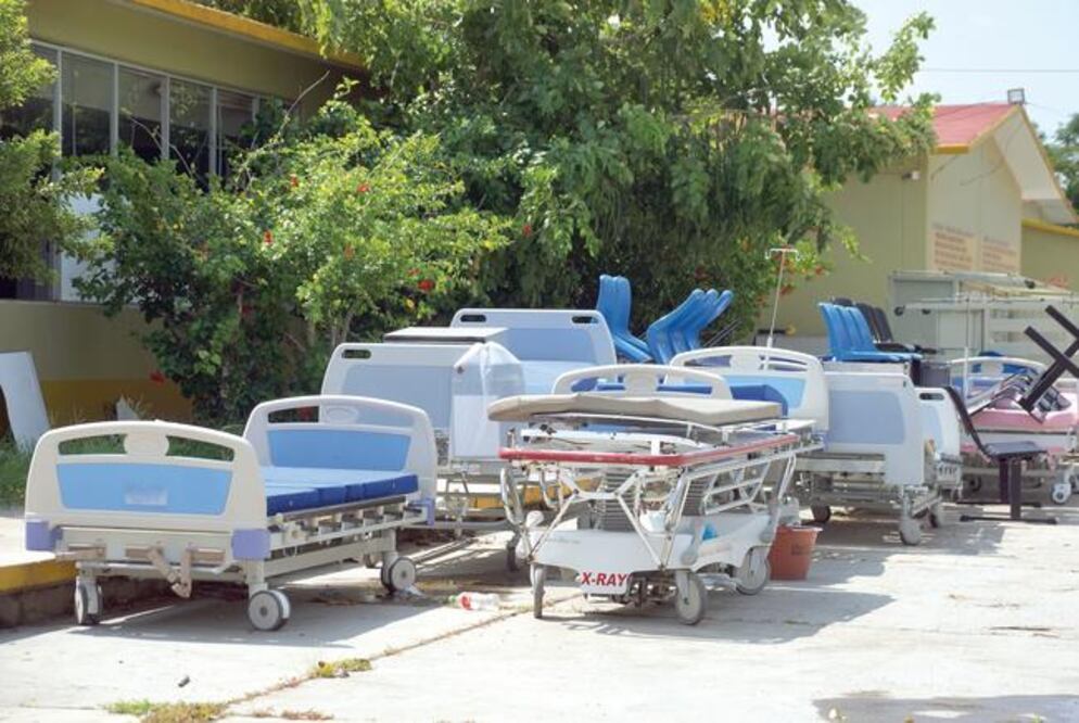 El secretario de Salud, José Narro Robles, detalló que tras el sismo ocurrido el jueves, se trasladó a 85 pacientes del hospital de Juchitán, en Oaxaca, a otros centros de salud debido a que el inmueble tenía fallas estructurales. (EDWIN HERNANDEZ. ELUNI)