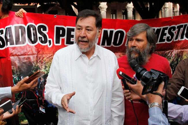 Noroña pide reinstalar a maestros cesados