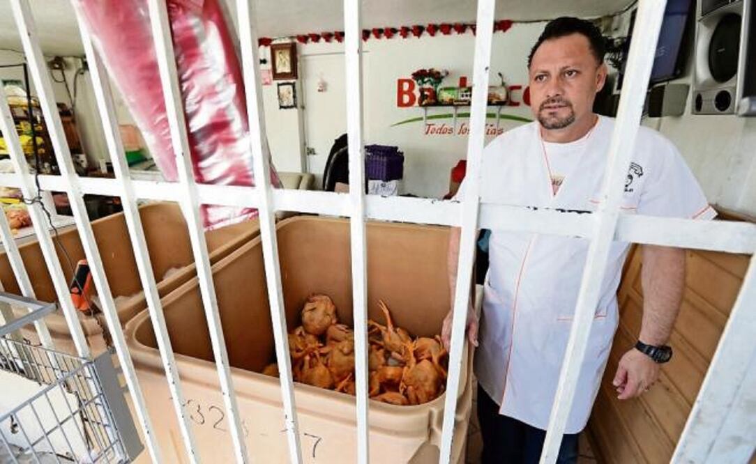 Desde 2014 Roberto es dueño de una pollería ubicada en Iztapalapa. Durante el último año su negocio fue asaltado tres veces. Aunque identifica bien a los probables responsables, prefirió no denunciar por miedo a las represalias.(LUIS CORTÉS. EL UNIVERSAL)