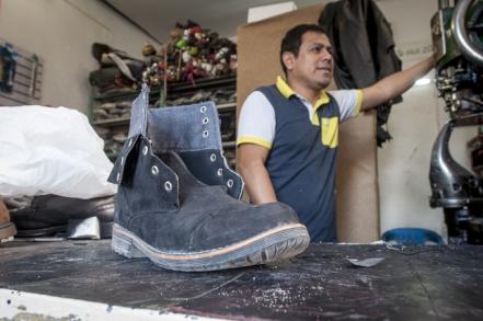 #NuestrasHistorias. Efraín mantiene vivo cada día el oficio de zapatero