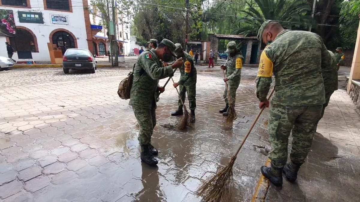 Tras la inundación, inicia la limpieza de las calles en Tequis