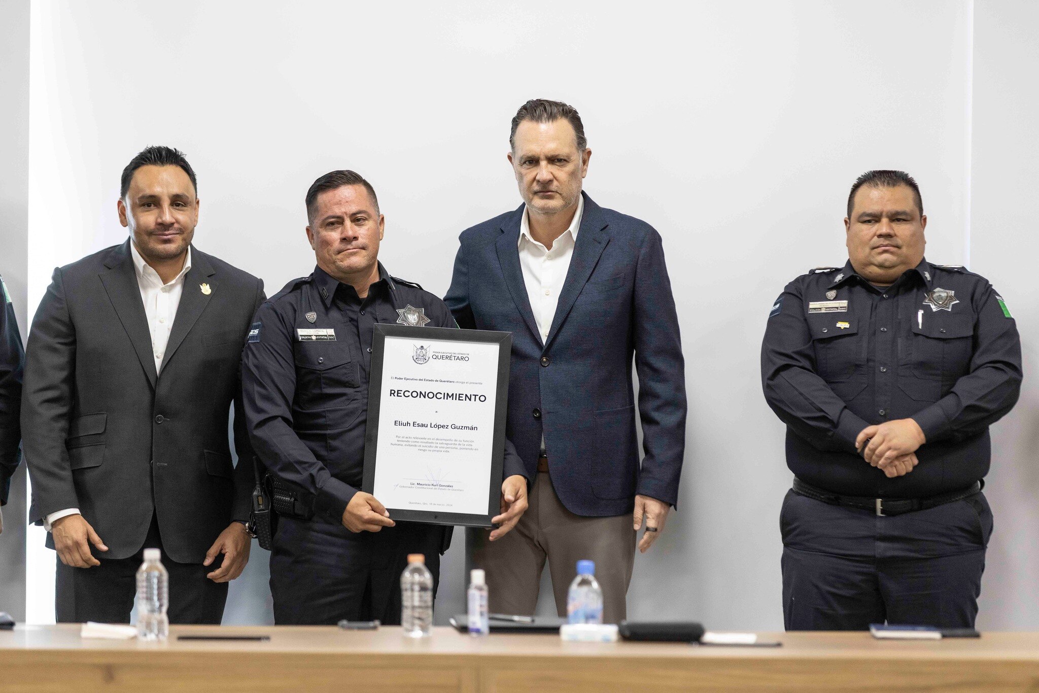 Reconocen a policías queretanos por salvar la vida de una persona
