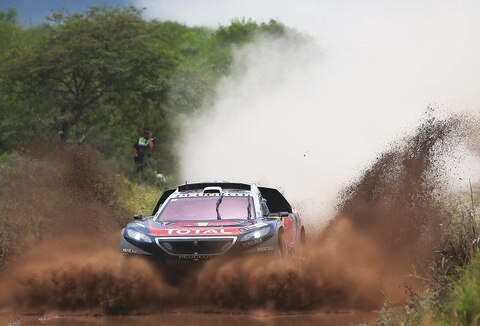 Loeb apuntala la cima en su debut en Dakar