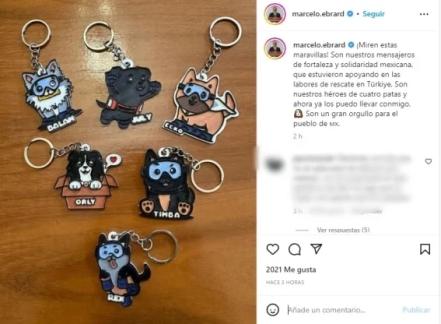 Viral. Marcelo Ebrard presume llaveros de perros rescatistas y ¡todos queremos uno!