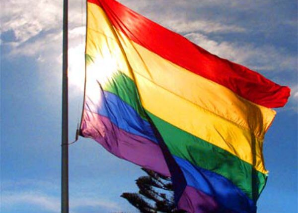 Excluyen a parejas gay de escuela