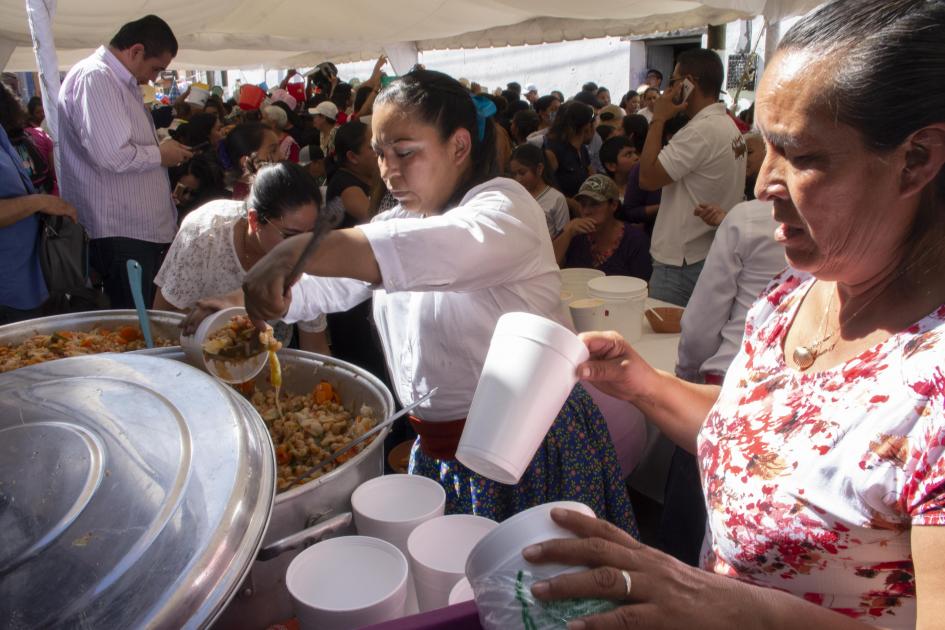 #Crónica| Vecinos sirven el tradicional caldo de buey en El Pueblito