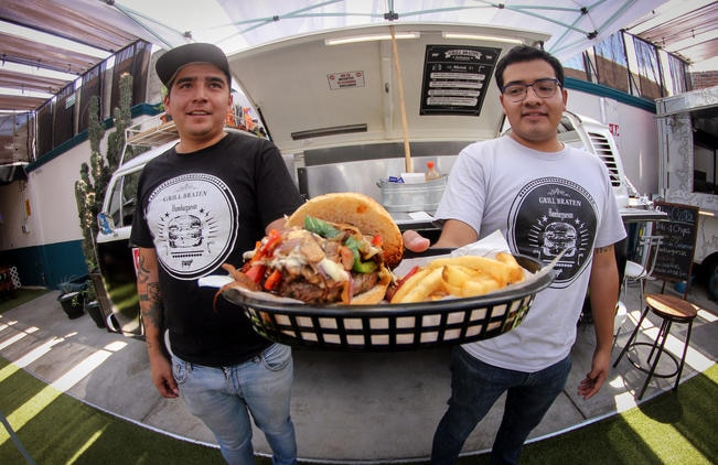 Debido a la calidad y entusiasmo que Juan Pablo Téllez Peralta y Jorge Alberto Cruz Botello plasman en sus creaciones, el local fue ganando adeptos y apenas hace dos meses se convirtió en un food truck (LUIS SÁNCHEZ. EL UNIVERSAL)