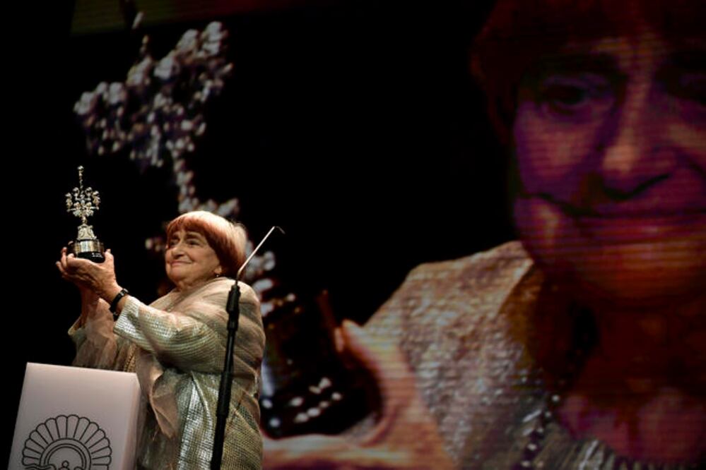 A sus 89 años, Agnès Varda aceptó el premio honorífico Donostia a su carrera, iniciada en 1954. (ALVARO BARRIENTOS. AP)