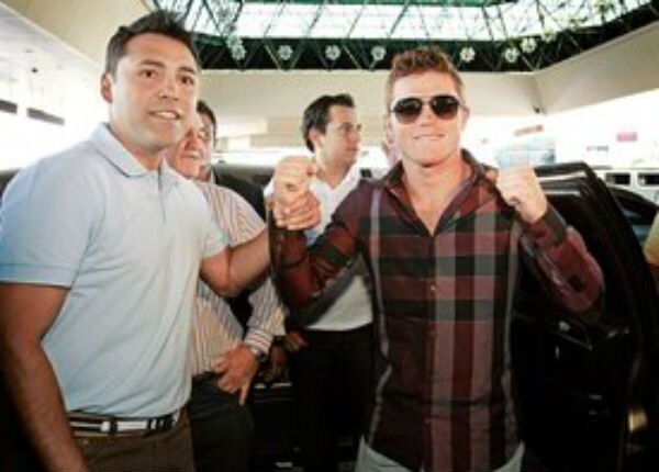 Da consejos  para el triunfo