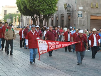 Desfilan trabajadores en Querétaro