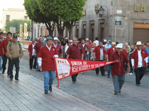 Desfilan trabajadores en Querétaro