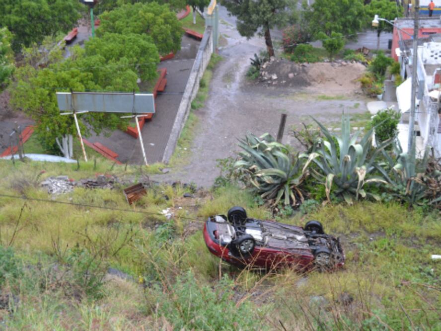Mujer vuelca su auto por exceso de velocidad