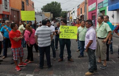 Protestan comerciantes de La Cruz