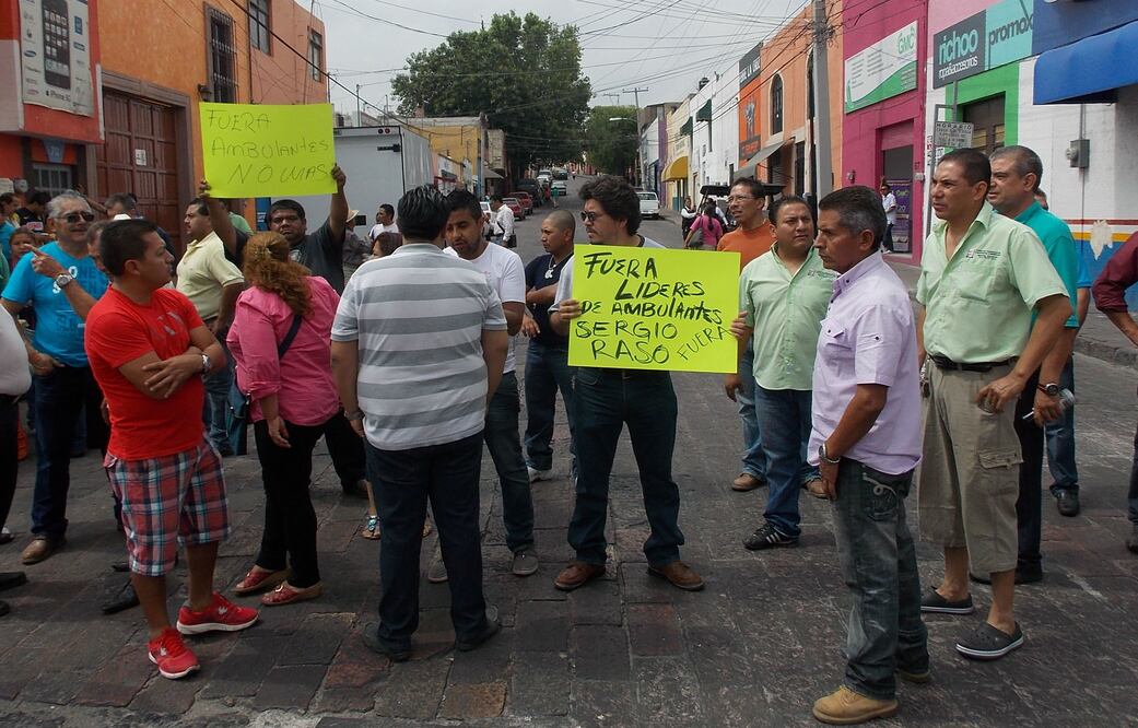 Protestan comerciantes de La Cruz