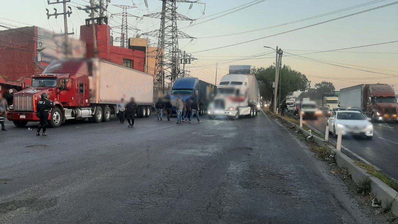 Camioneros bloquean parcialmente la autopista México-Querétaro 