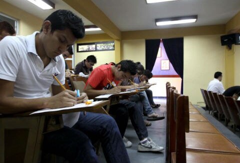 Tardan egresados en conseguir empleo