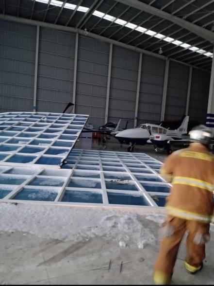 Viento arrastra casi 20 aeronaves en el Aeropuerto de Querétaro 