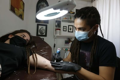 Tatúa a otros cuerpos, menos al suyo