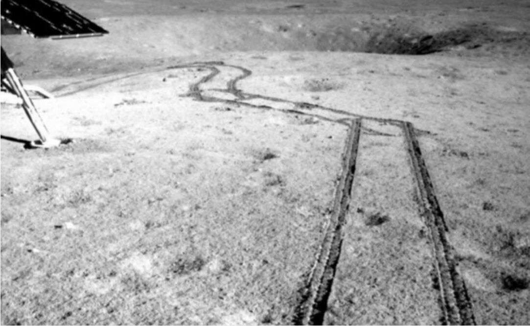 Huellas del Rover Yutu 2 en la superficie lunar/ CLEP, CNSA