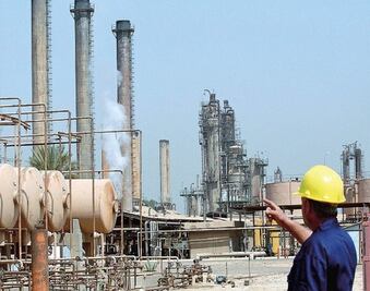 El barril de petróleo acelera su desplome