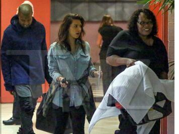 Captan a Kardashian junto a su hija