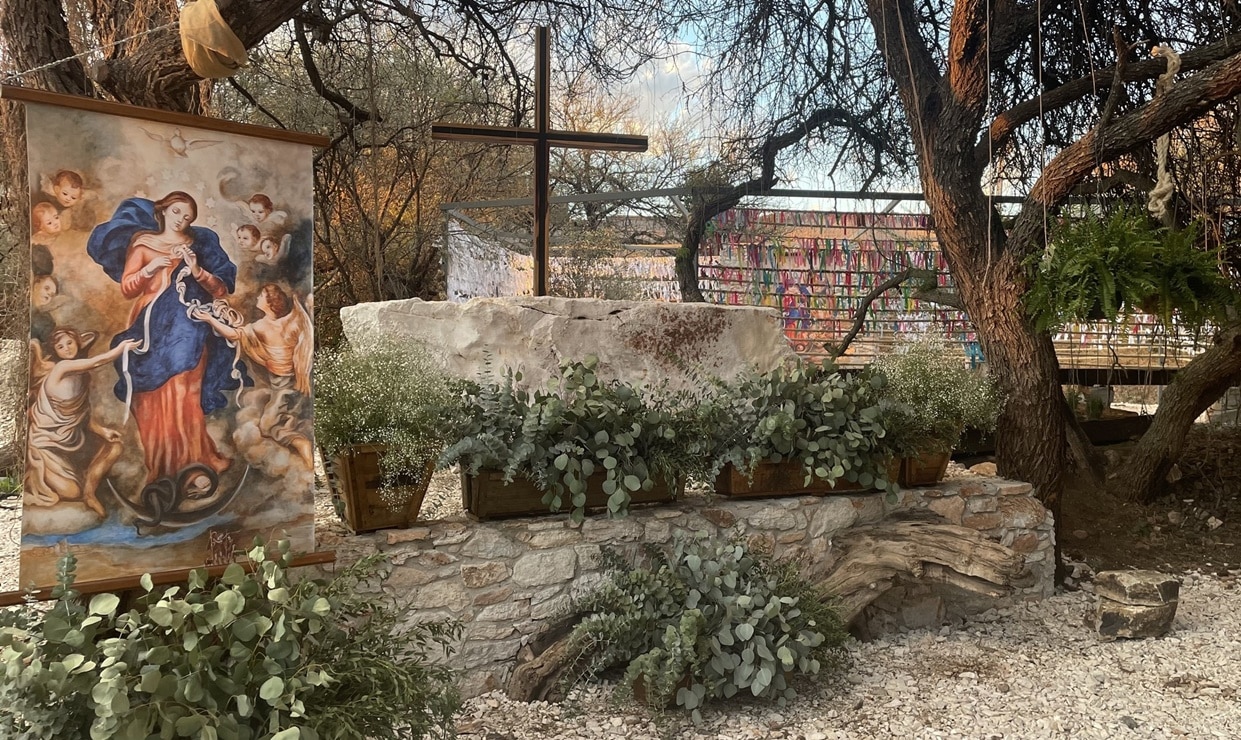 Si los nudos te atormentan, este santuario es tu solución. Foto: Facebook María Desatadora De Nudos Querétaro