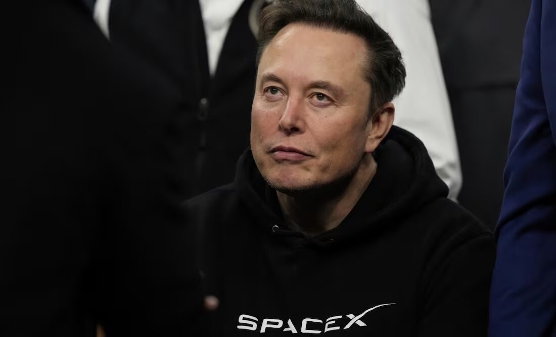 Elon Musk asiste a la final del campeonato de lucha libre de la NCAA, el sábado 22 de marzo de 2025, en Filadelfia. Foto: AP