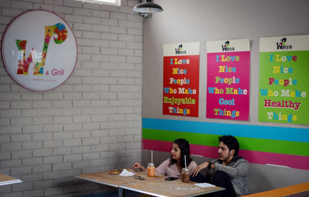 “Waffle In”, confundado por Arturo Pérez, te sumerge en un escenario hippie con flores, colores sicodélicos, símbolos de amor y paz y por supuesto, los deliciosos waffles, que crean la experiencia perfecta.