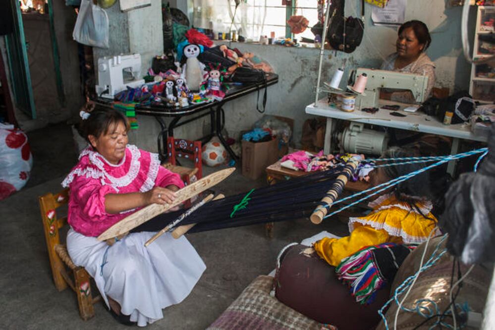 Josefina elabora siete tamaños de muñecas: la más pequeña es para aretes y el modelo más grande mide 50 centímetros de altura; tiene pensado lanzar una versión navideña. (FOTO: ALMA CÓRDOVA)