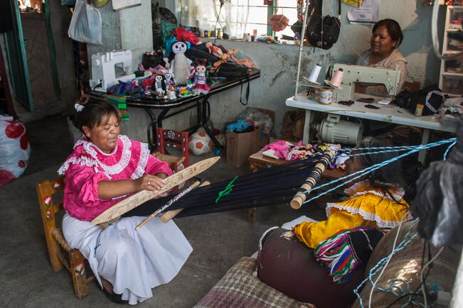 Josefina elabora siete tamaños de muñecas: la más pequeña es para aretes y el modelo más grande mide 50 centímetros de altura; tiene pensado lanzar una versión navideña. (FOTO: ALMA CÓRDOVA)