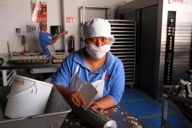 Ante la discriminación que viven personas con alguna discapacidad, la cooperativa Pan Q ayuda busca insertar en el mercado laboral a este sector (CÉSAR GÓMEZ. EL UNIVERSAL)