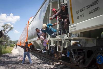 Rescatan a 17 migrantes encerrados en un camión en Texas