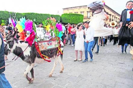 Callejoneada para brindar por el amor