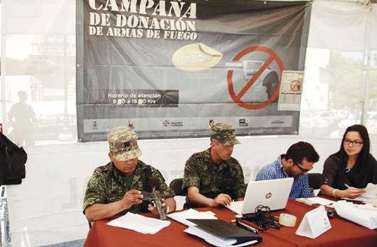 Entregan 151 mil pesos por armas