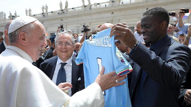 Lazio y Roma regalan camisetas al Papa