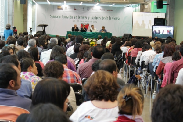 Participa UAQ en seminario de formación de escritores