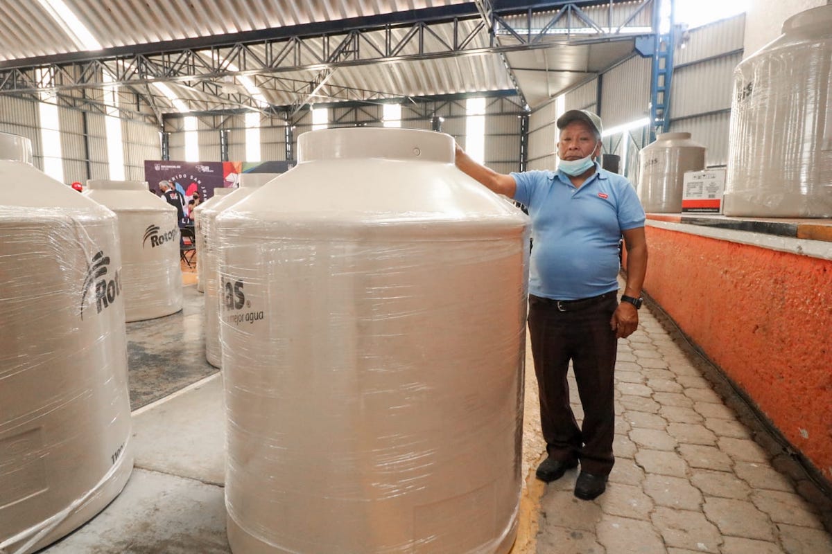 En SJR entregan 65 tinacos a familias