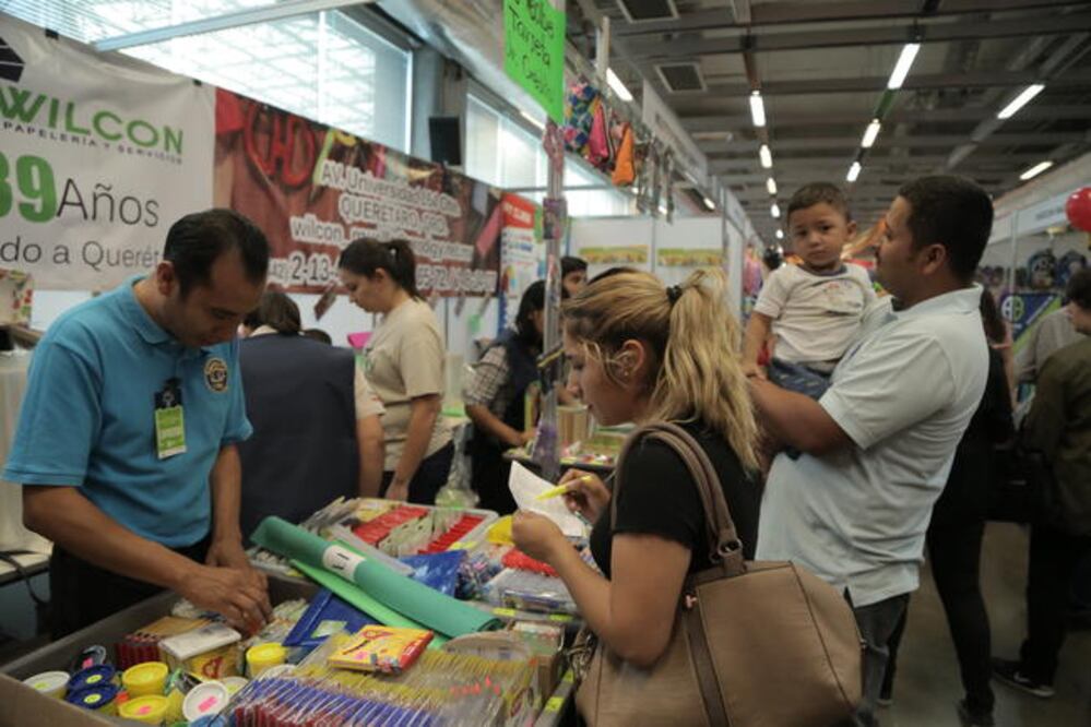 Asistentes aprovechan las promociones que ofrece la feria de útiles escolares para comprar el material que necesitan sus los estudiantes (ESPECIAL)