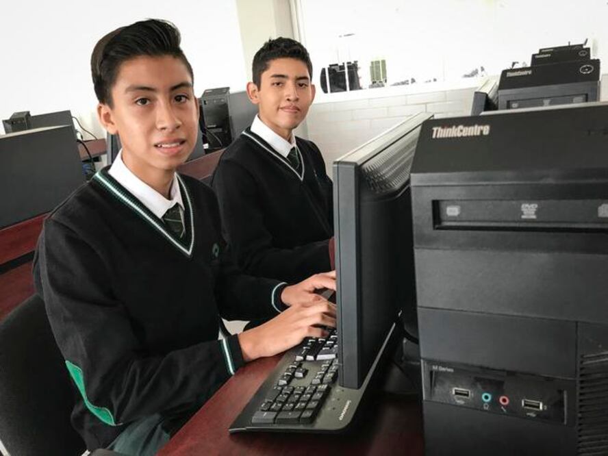 José Roberto y Roberto Aarón se encuentran emocionados por el inicio de sus estudios en la carrera de Sistemas electricos de aviación (DEMIAN CHÁVEZ. EL UNIVERSAL)
